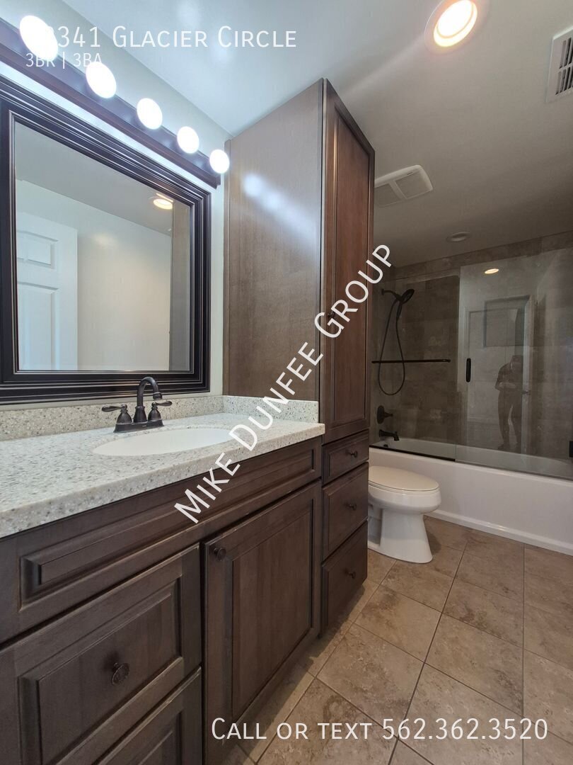 Beautiful Two-Story Single-Family Home on a Quiet Cul-De-Sac in the Parkewood Community property image
