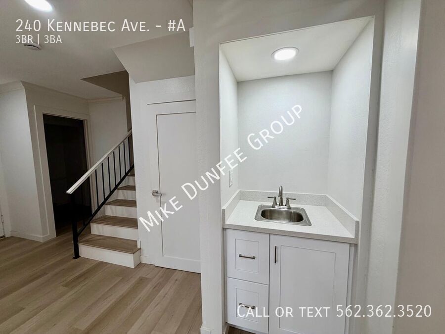 Bluff Heights Remodeled 3 Bedroom Apartment Close to Parks, Beach and Culture property image